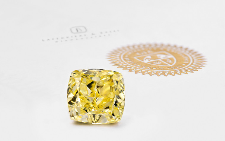 diamant jaune avec certificat et logo